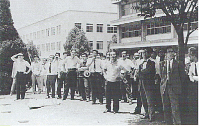 Faculty and staff calling out to students occupying the main building of the Faculty of Law and Literature (1969: courtesy of Professor Emeritus Shoichi Yokoyama)