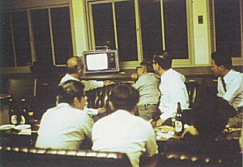 People concerned watching the news of the passage of the Tsukuba bill (1973: courtesy of Professor Emeritus Yoichiro Takashima).