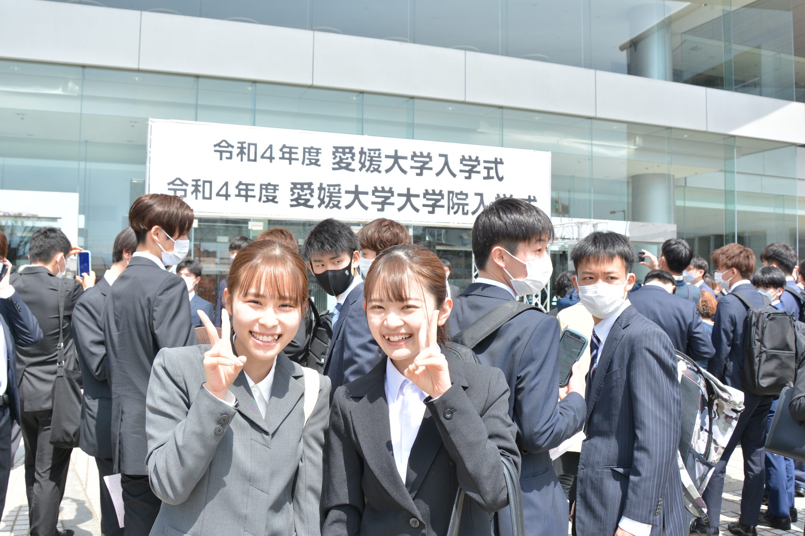 卒業生の記念写真(撮影の時だけマスクを外しています)