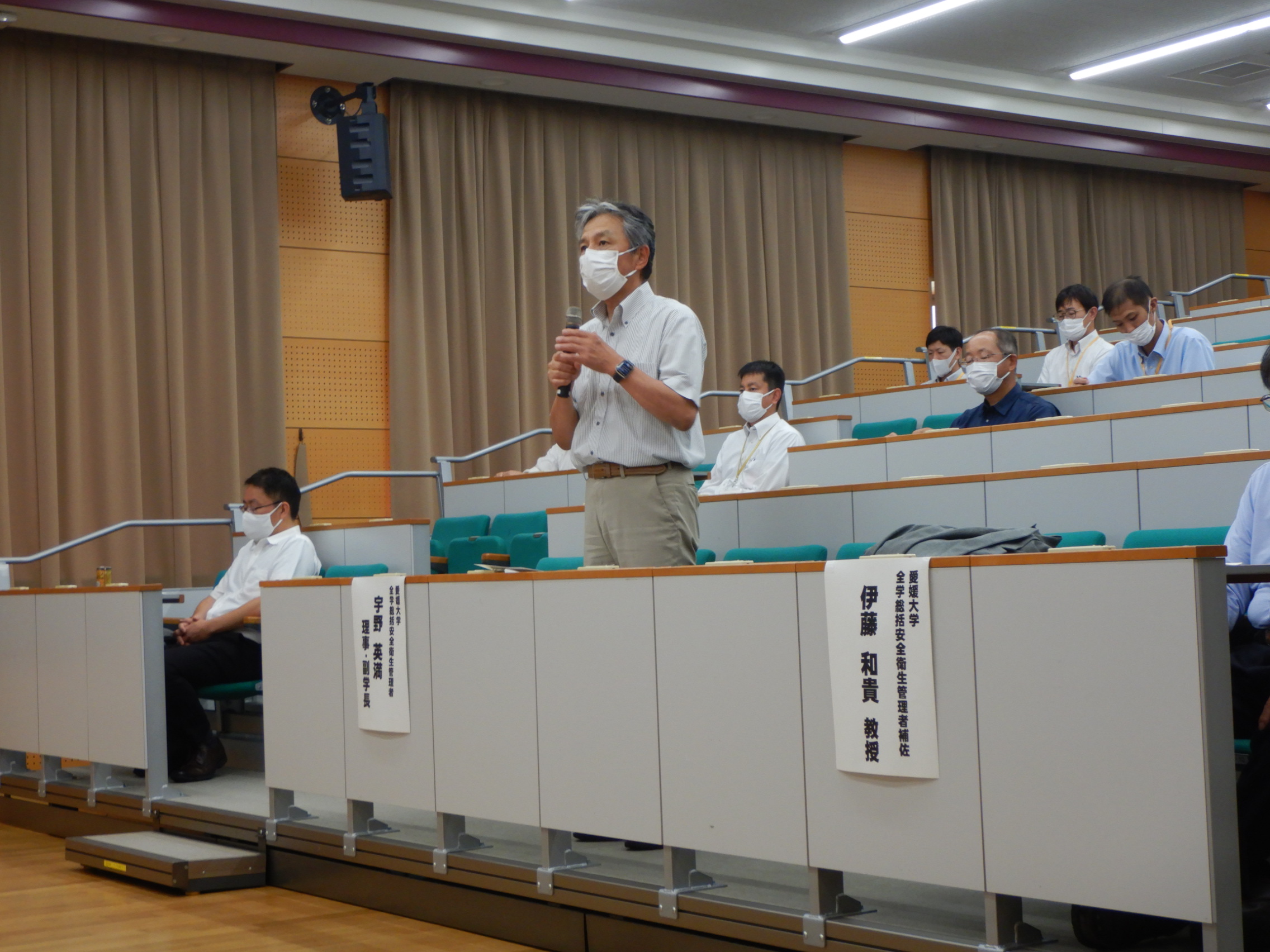 開会の挨拶をする宇野理事・副学長