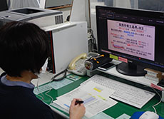 デスクから受講する参加者