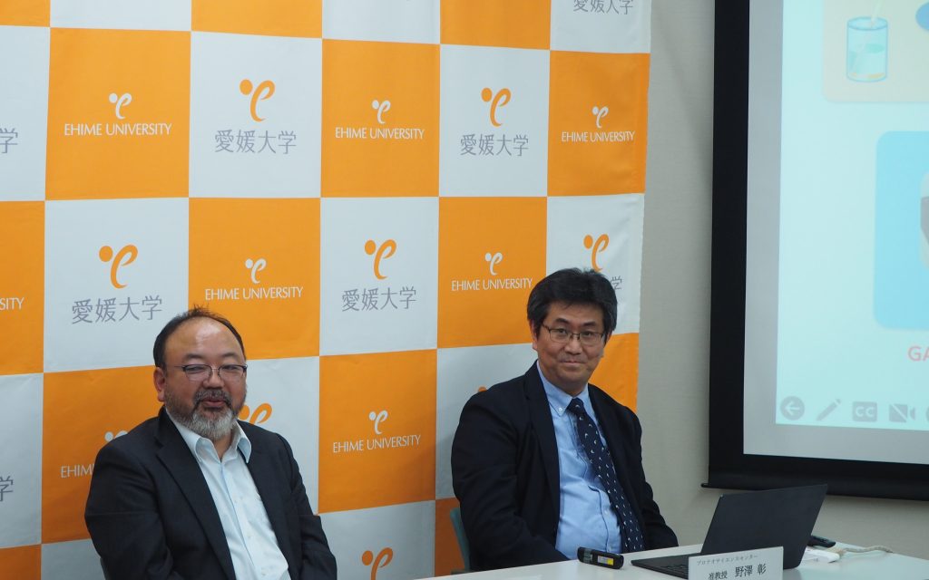 記者会見の様子　質問に答える澤崎教授（左）と野澤准教授（右）