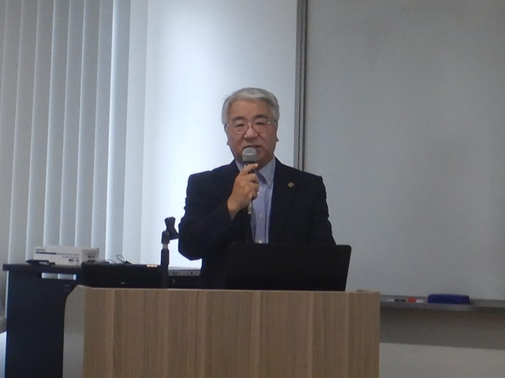 開会の挨拶をする満田室長