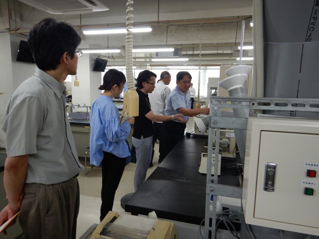 巡視の様子（農学部実験室）