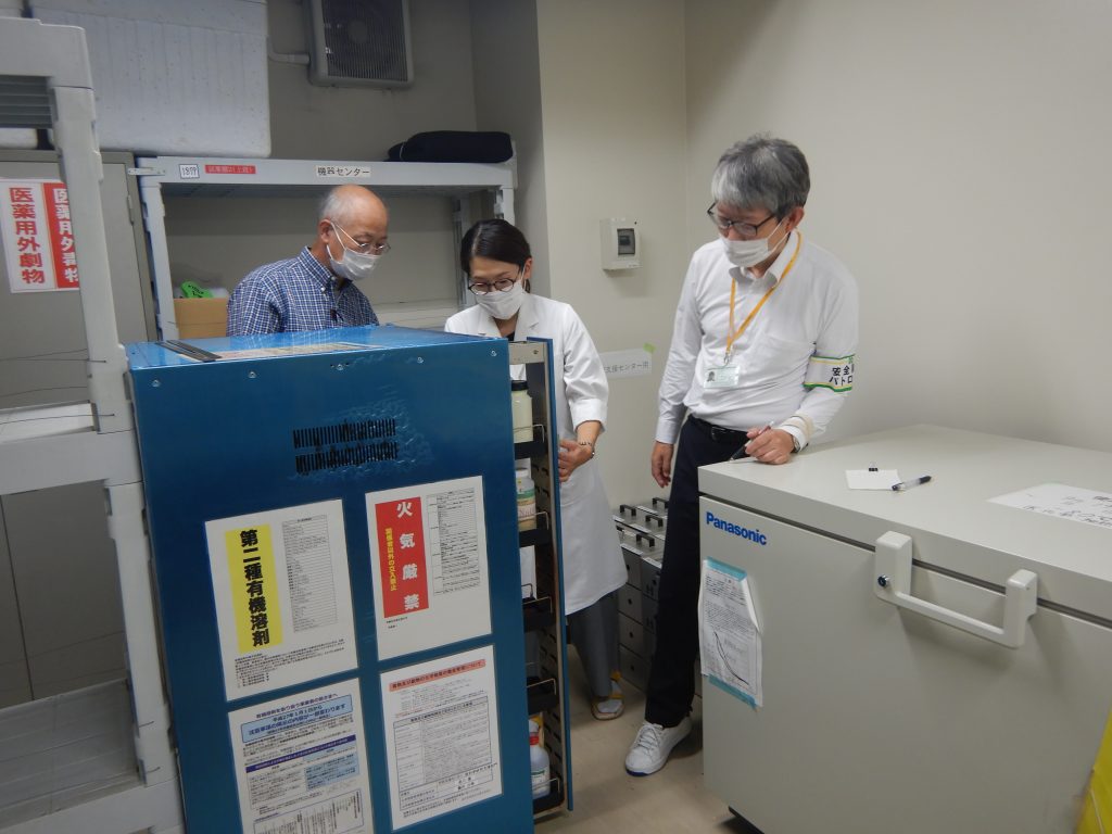 巡視の様子（学術支援センター医学系研究支援部門）