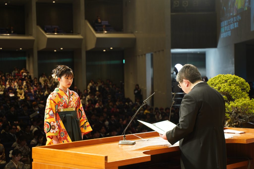 学位記授与の様子（学部卒業生）