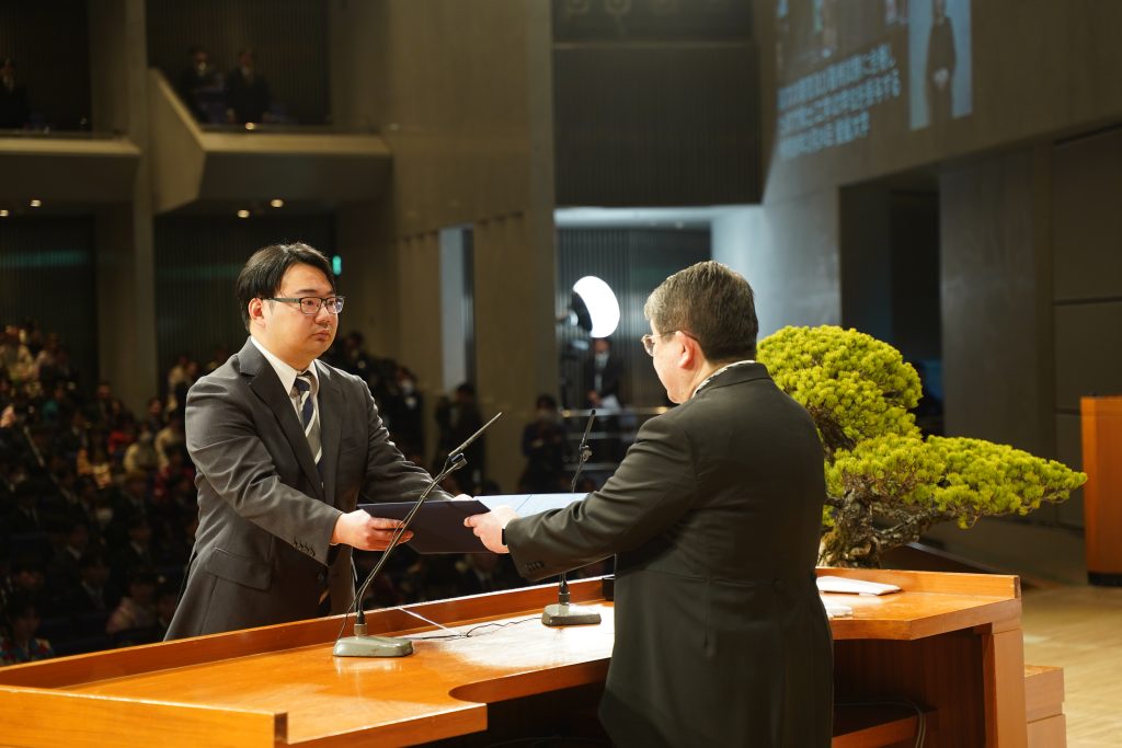 学位記授与の様子（大学院修了生）
