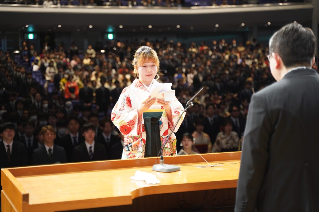 学部卒業生総代　伊藤さんの答辞