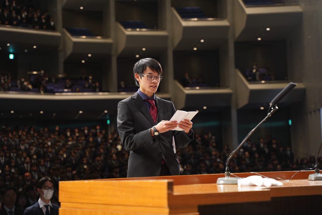 学部入学生総代　渡辺さんの宣誓