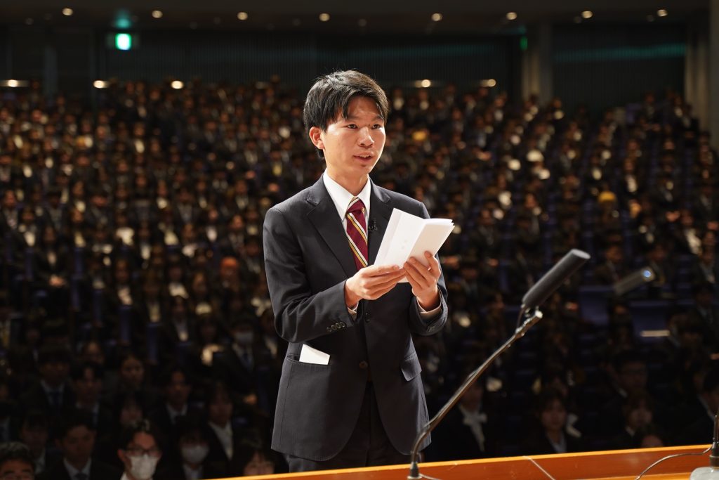 大学院入学生総代　加藤さんの宣誓